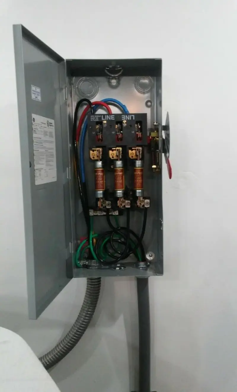 Three-phase disconnect switch installed for Smoke Detector Installation in Raton